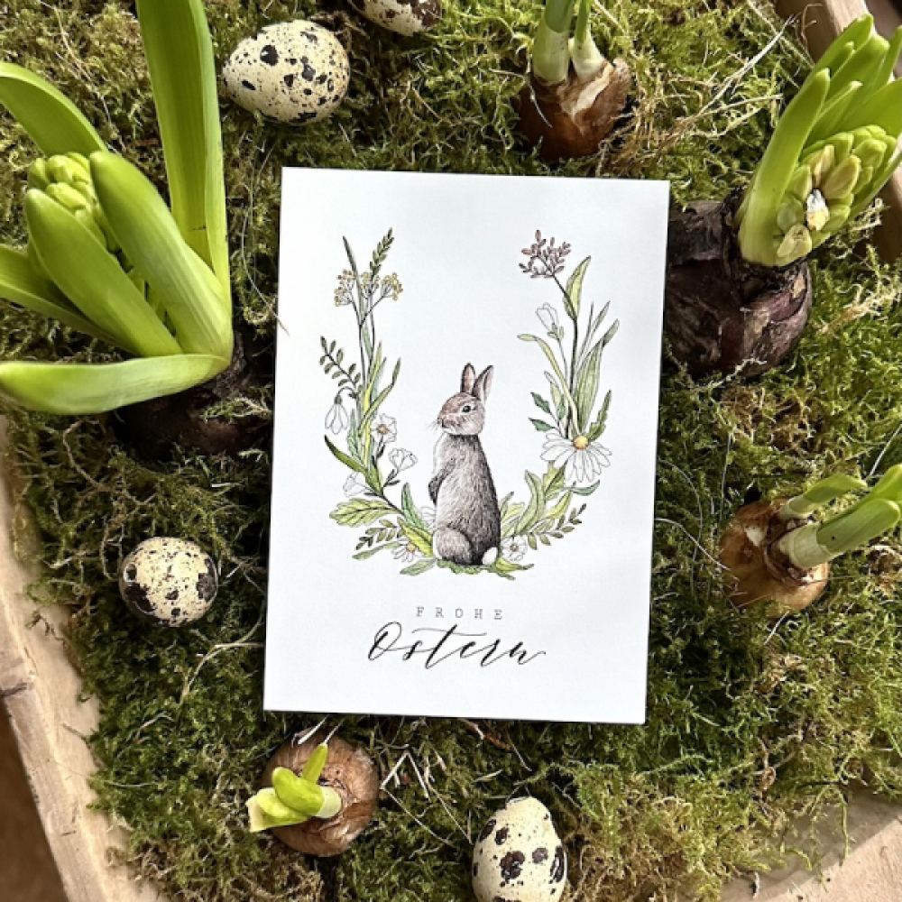 Aquarell Karte frohe Ostern mit fröhlichem Hasen im grünen Gras und perfekt für die Ostergrüße