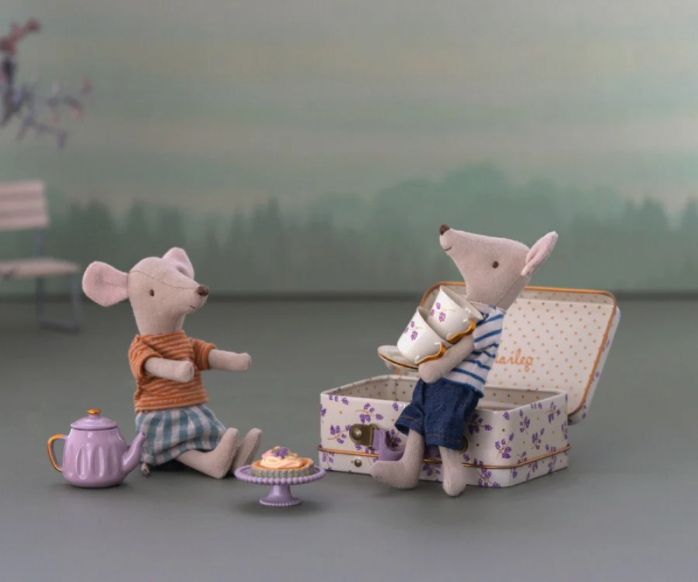 Maileg Miniatur Nachmittagsleckerei Lila im Koffer