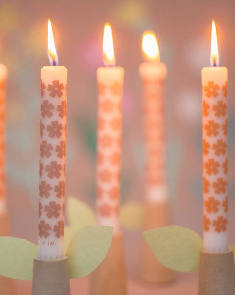 Stabkerze mit Blumen