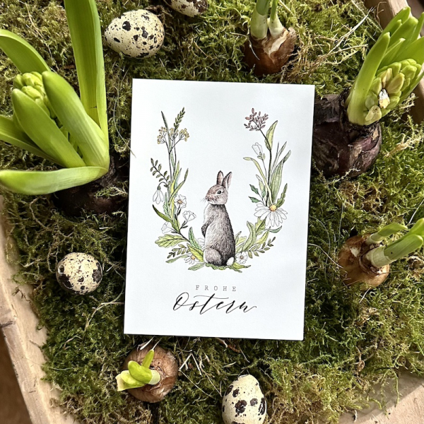 Aquarell Karte frohe Ostern mit fröhlichem Hasen im grünen Gras und perfekt für die Ostergrüße