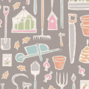 Tilda Patchworkstoff Farm Tools in der Farbe grau mit bunten Gartenwerkzeugen aus der Tilda Kollektion Tiny Farm aus September 2020.