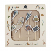 Nahaufnahme des 'Nature Kids' Schulkind Cake Toppers von Ava & Yves mit Details aus Recyclingpapier und Holz